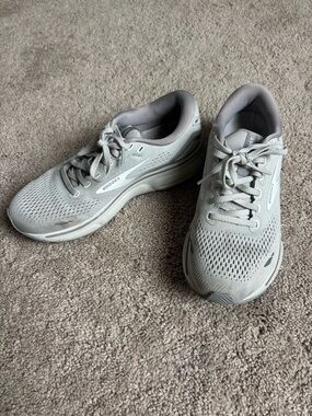 Brooks Women's Running Sneakers - Light Gray